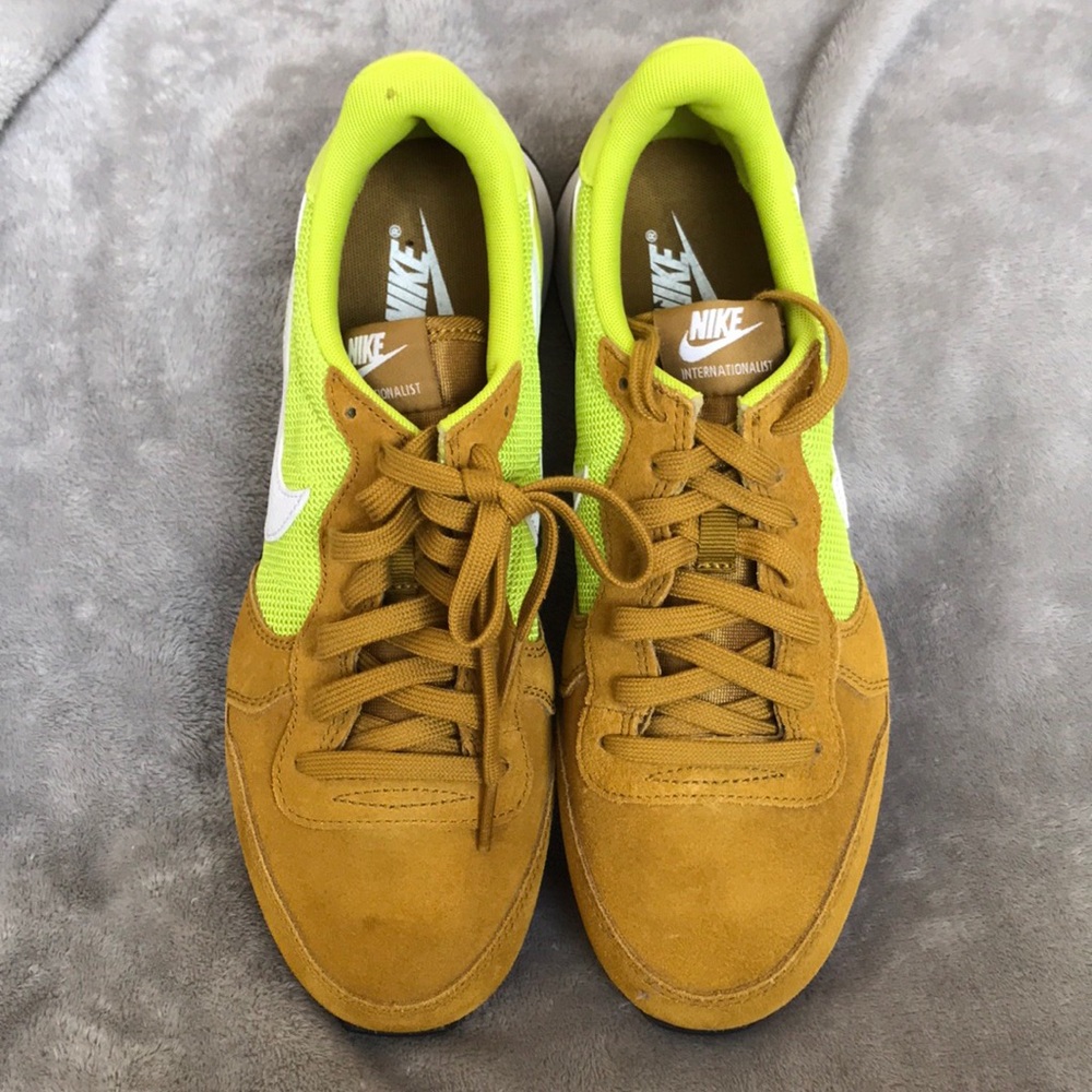 BRAND NEW WOMEN’S NIKE INTERNATIONALIST